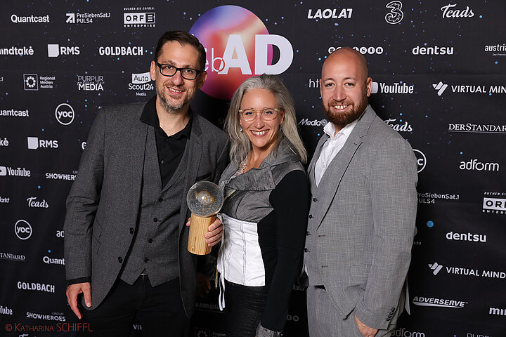Verleihung des iab webAD-Awards - (c) Katharina Schiffl Bernd Pfeiffer und Evelyn Klima mit iab-Präsident Markus Plank bei der Verleihung des iab webAD-Awards